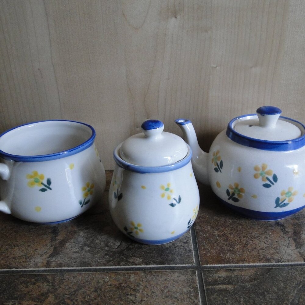 Set of tea-pot, sugar bowl and the cup